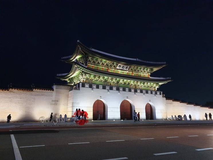  가을 저녁 경복궁 지나가는 길