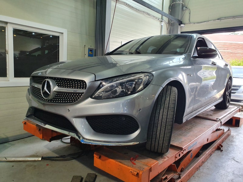 김포 양촌읍 / 사고수리 및 AMG 라인 프론트 바디킷 교환 / 벤츠 / C-클래스 W205