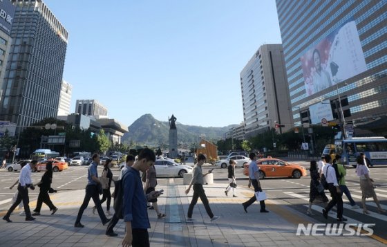 "사업자만 돈 버는 퇴직연금"…14년 참은 직장인 '폭발' "사업자만 돈 버는 퇴직연금"…14년 참은 직장인 '폭발'