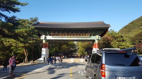설악산 가기 전 주차장에서 매표소까지 걸어가기 설악산 가기 전 주차장에서 매표소까지 걸어가기