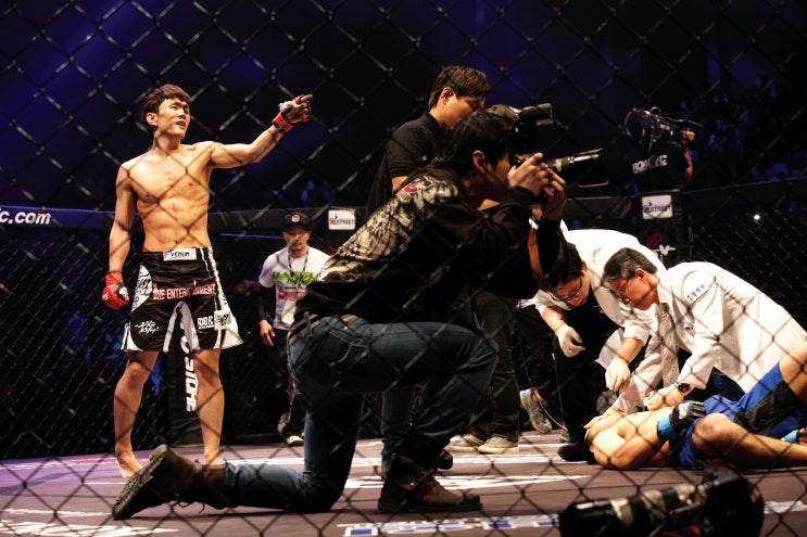  레이디경향 파이터로 변신해 첫 승 거둔 개그맨 윤형빈