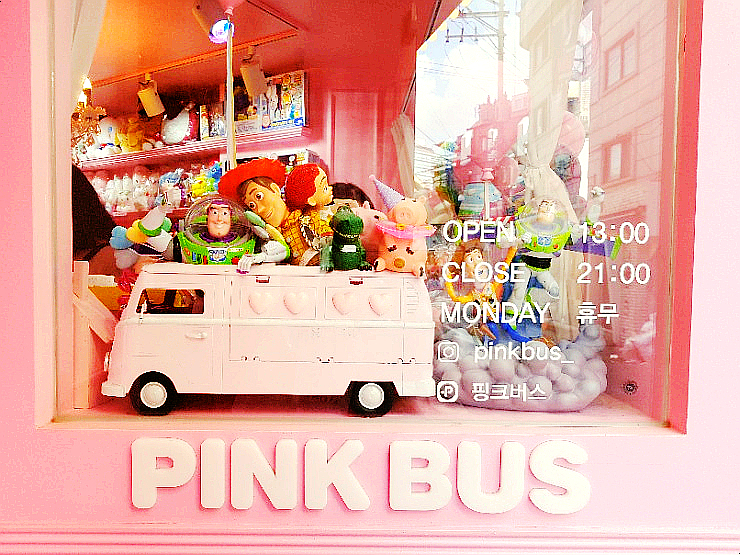 홍대 소품샵 '핑크버스' 작지만 예쁜 핑크핑크 소품샵