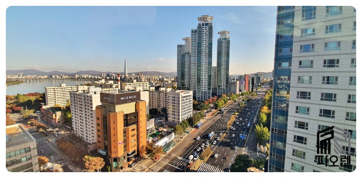  청담동 한강뷰 대로변사무실임대 - 사거리대로변 코너타워빌딩, 옥상정원, 빠른입주, 내부 인테리어 인수 가능, 1층 주차요원, 고급스러운 로비.
