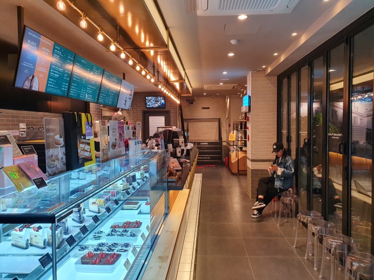  범물동 인테리어가 돋보이는 카페, 투썸플레이스 지산광장점