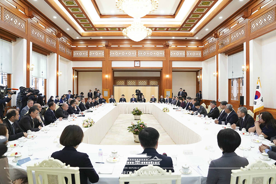 <b>문재인 대통령</b> 아시아-태평양 통신사기구 대표단 <b>접견</b>