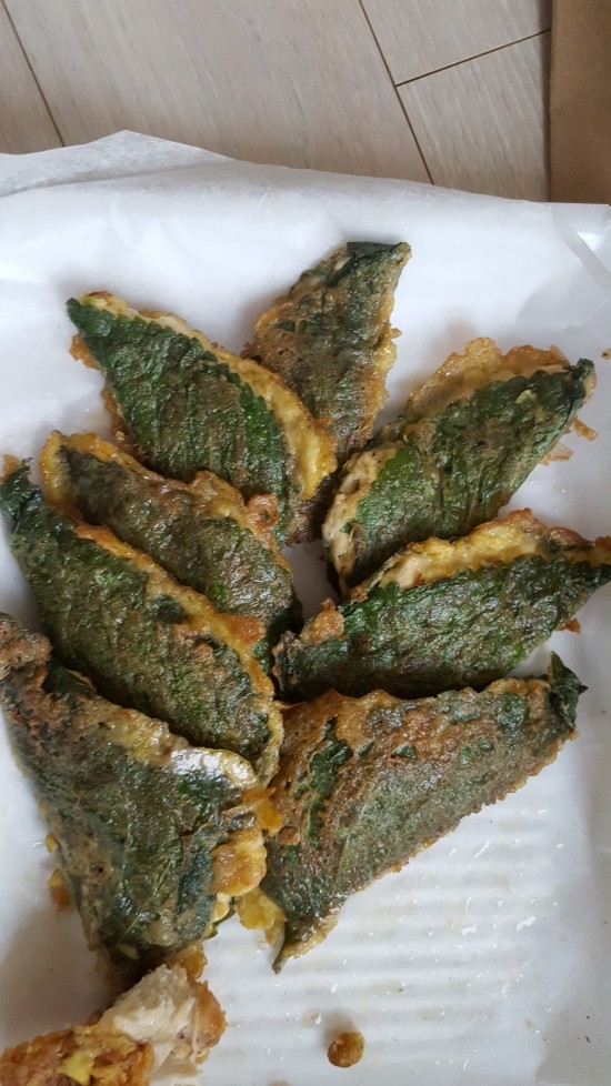 속초 여행 - 숙소에서의 치킨 및 꺳잎전 속초 여행 - 숙소에서의 치킨 및 꺳잎전