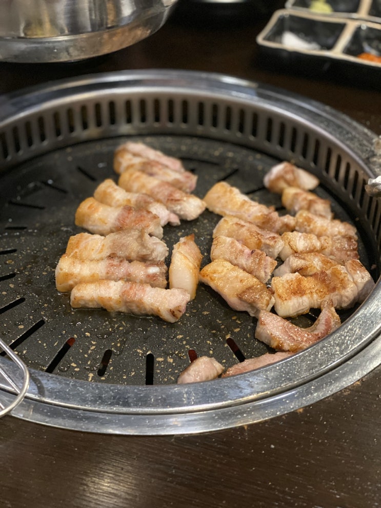  삼겹살을 맛있게 구워주는 화포식당