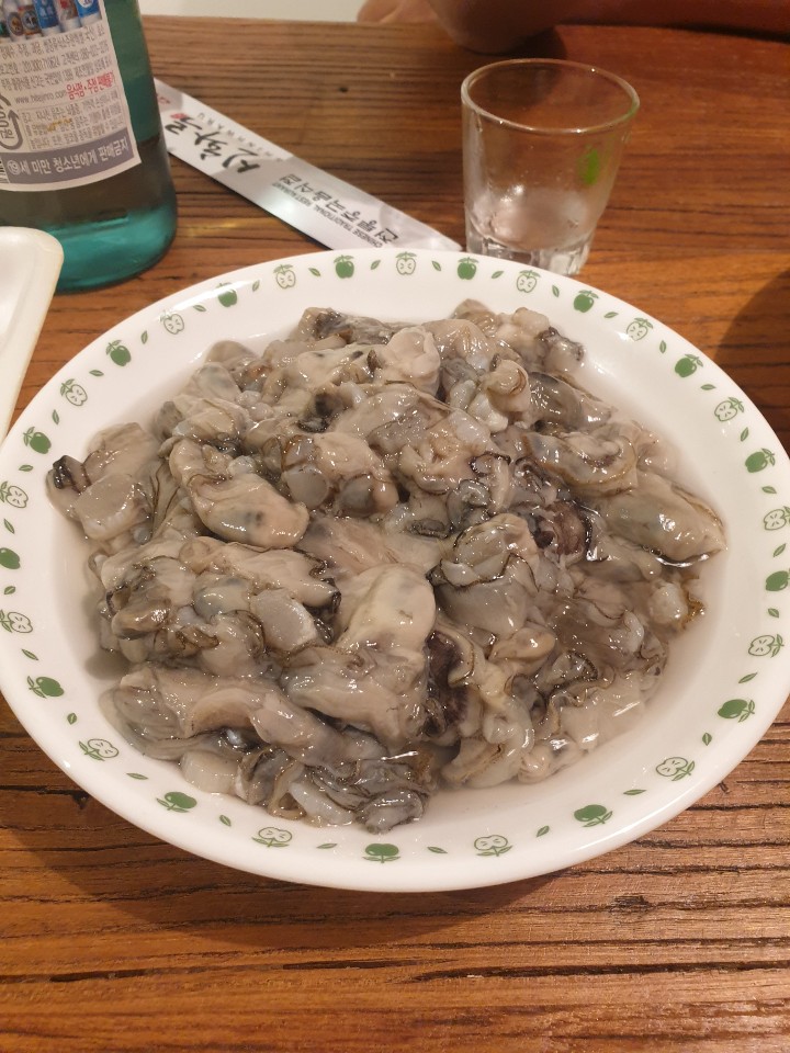  토요일 밤 김장김치를 이용해서 집에서 맛있는 굴과 칠리새우로 소주 한잔 먹습니다.
