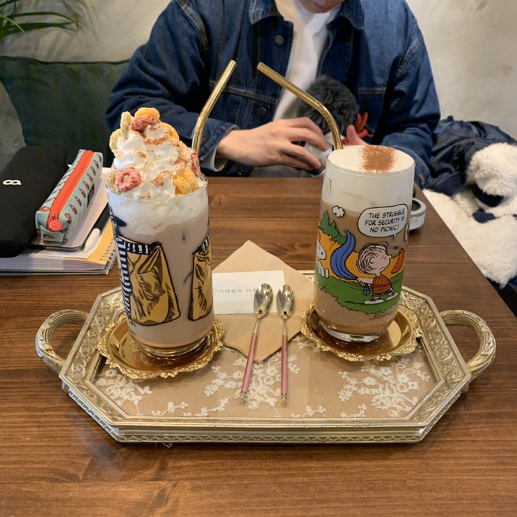 [밤가시마을 카페] 귀여운 스누피 컵 만나러 찾아간 ‘기다림의 미학’/일산 카페, 정발산 카페, 예쁜 카페/ 꽃집