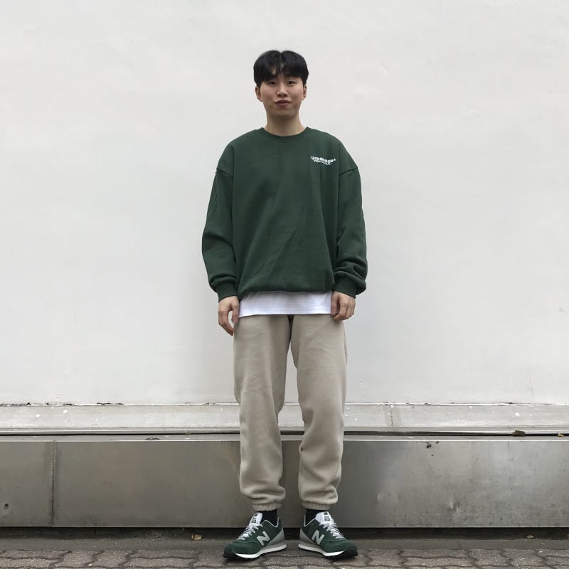 뉴발란스 574 그린 남자크롭맨투맨 코디