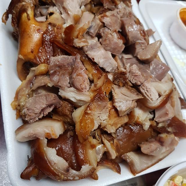  쫄면에 오뎅국물에 족발맛도 다좋아요~ 그런데요..족발 자르시는분이