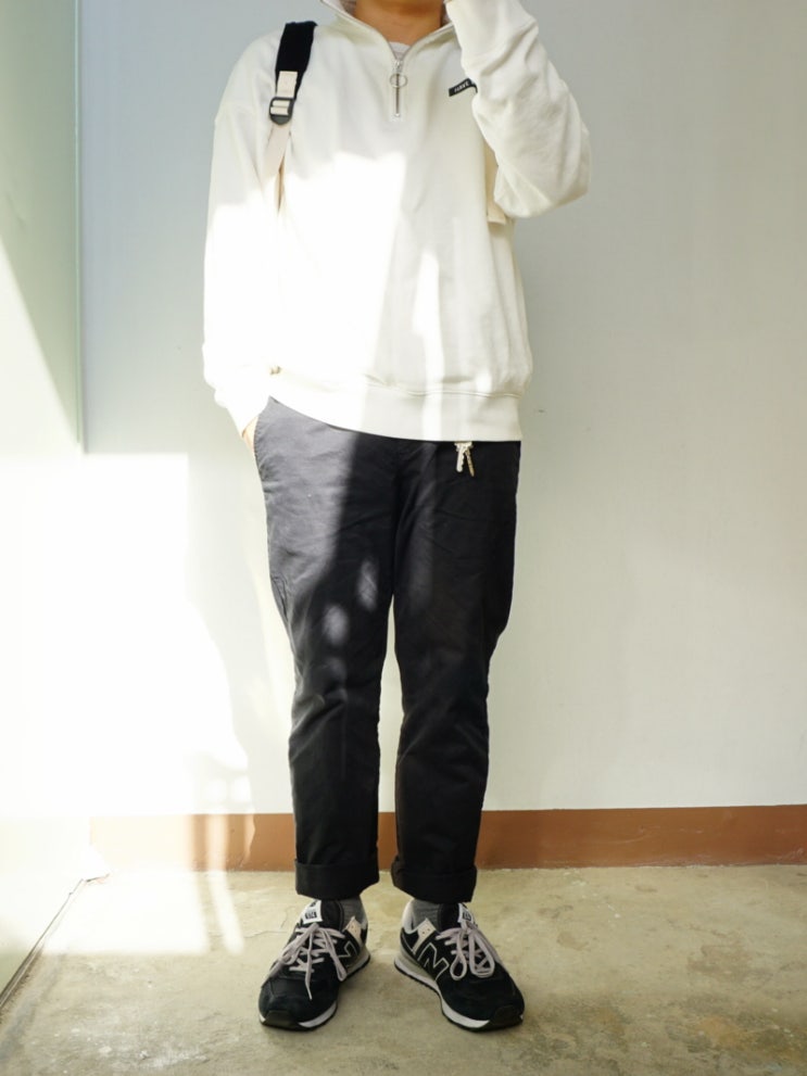  데일리룩 지오다노 아노락 01-02-7915  지오다노 01-11-7521 블랙 펜슬핏 치노팬츠 바이비아 골덴 백팩