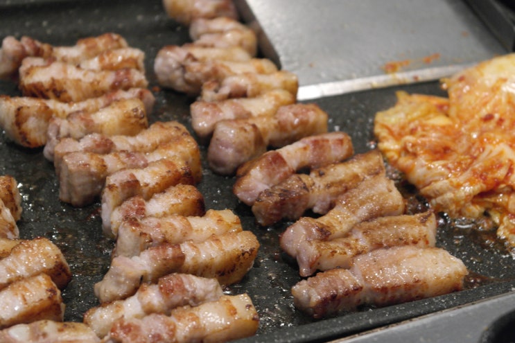  사상 직접 구워주는, 껍데기도 맛있는 숙성돼지고기집 "금돼지"