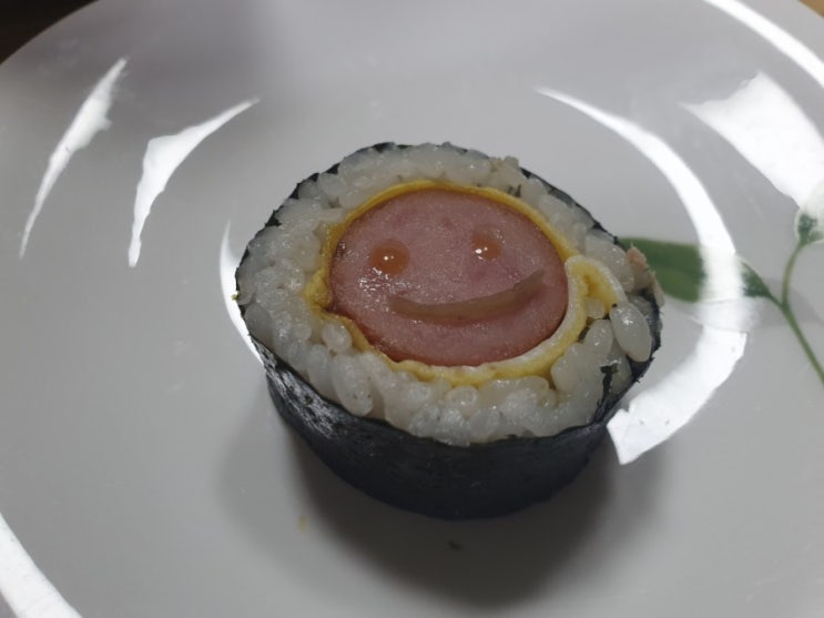 김밥지옥. 와사비마요참치김밥, 소세지김밥, 돈가스김밥 고추참치김밥.그리고 삼겹살김밥 김밥지옥. 와사비마요참치김밥, 소세지김밥, 돈가스김밥 고추참치김밥.그리고 삼겹살김밥