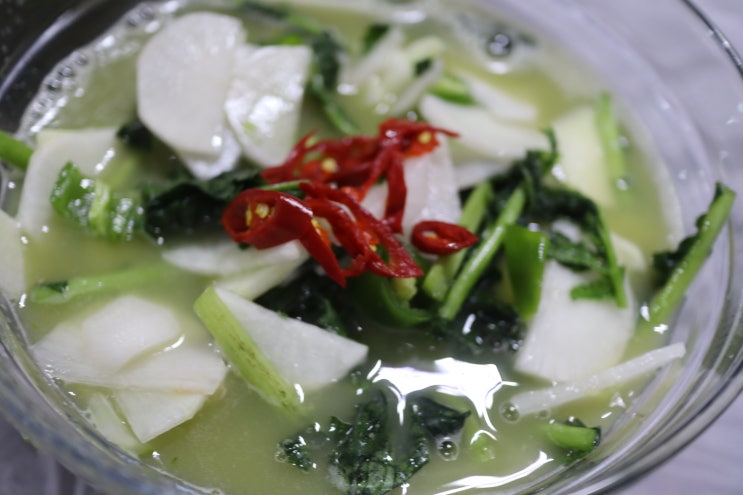  풋고추로 맛을 더한 물김치 만들기