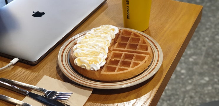  컴포즈커피 와플 맛있어요ㅎ