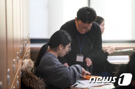 보험 들고 고사장 들어가는 수능감독관들… 수능 소송이 뭐길래  