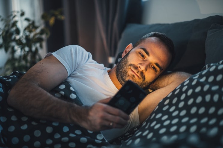 수면패턴에 영향을 미치는 휴대폰 SNS
