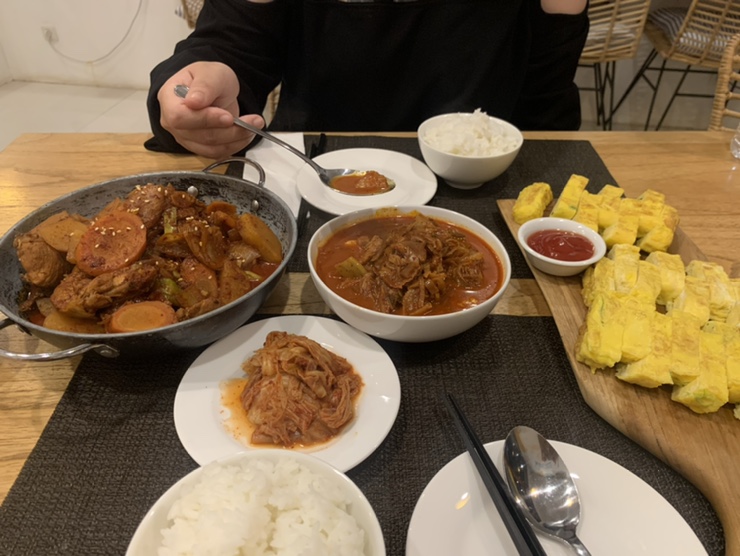  #19. 길리 트라왕안. 레지나 피자, 한식 맛집, 선샤인 다이브 김치찌개, 닭볶음탕