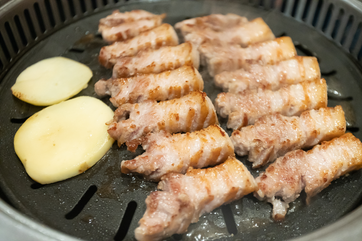  김해회식장소 추천, 김해 삼겹살 맛집 '맛찬들왕소금구이 김해점'