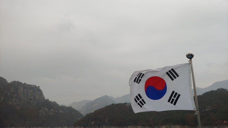 태극기가 바람에 펄럭입니다. 나는 자랑스러운 태극기 앞에 태극기가 바람에 펄럭입니다. 나는 자랑스러운 태극기 앞에