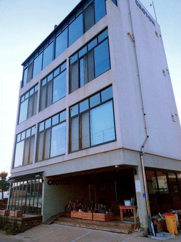  강원도 속초 바닷가 앞 바다 뷰 풀빌라펜션 '크로톤풀빌라'
