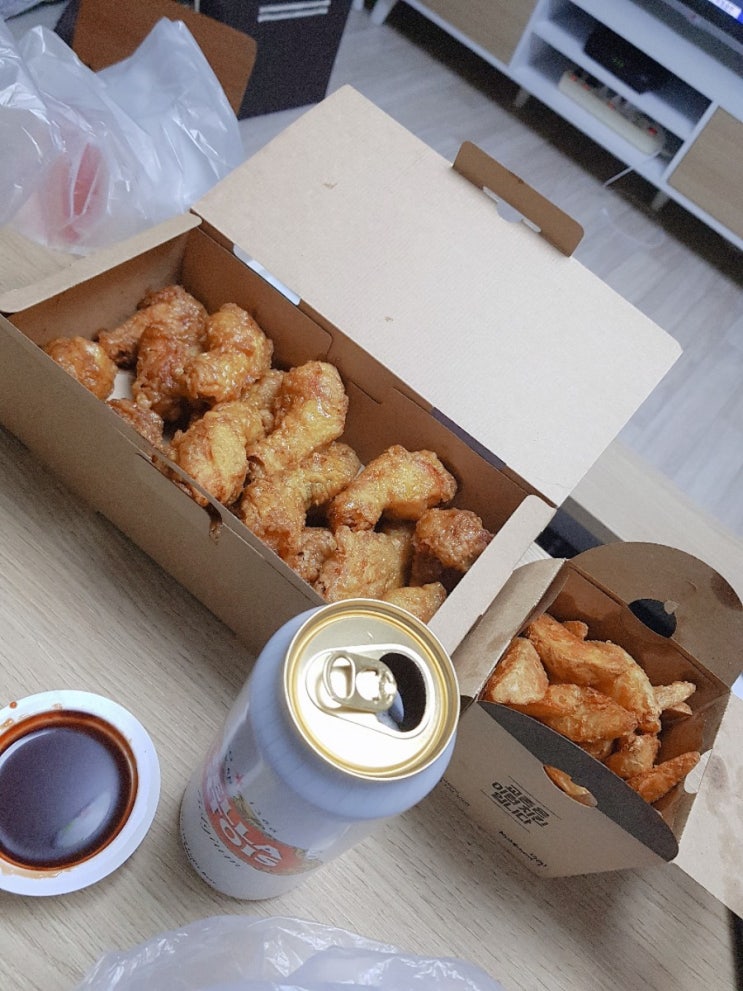  교촌치킨 허니콤보, 웨지감자세트 +스텔라 맥주