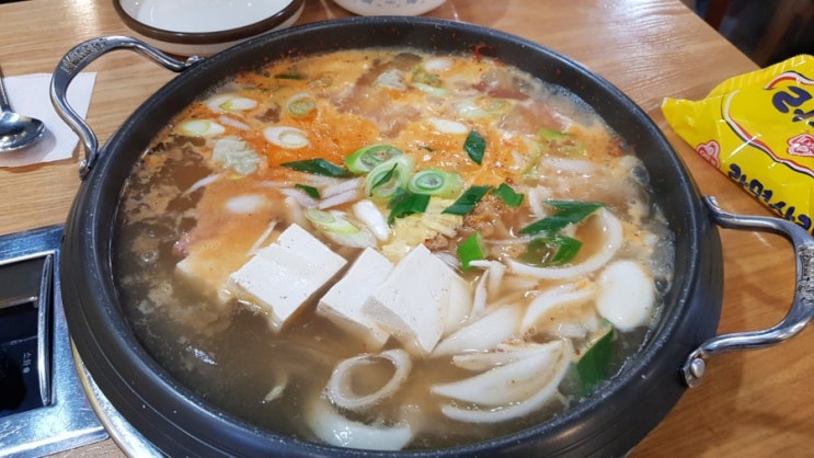  노량진 마마부찌 :: 부대찌개 맛집, 여기 라면사리 추가요!