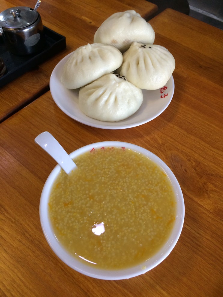 칭다오 합우포자 / 중국인들의 흔한 아침식사인 쌀죽과 고기만두