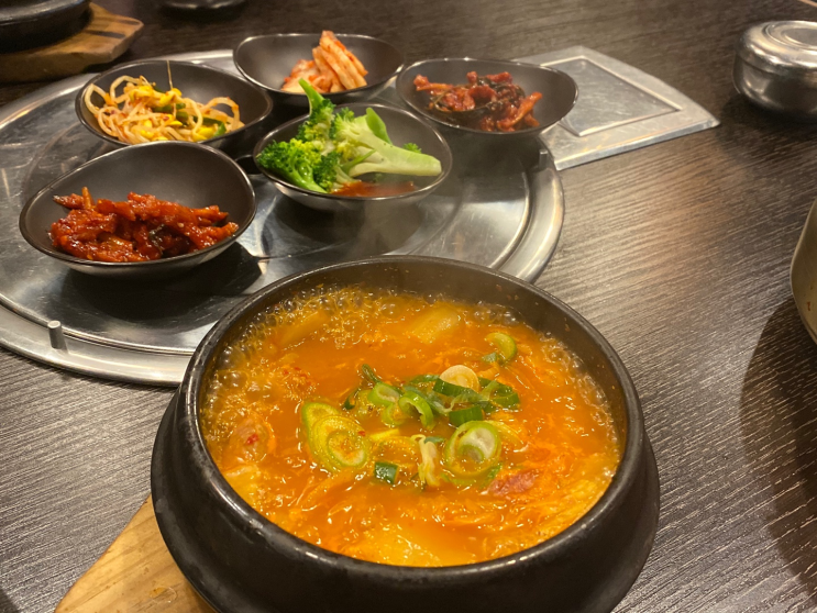  르네상스호텔 사거리 직장인 점심 맛집!! 김치찌개,육회비빔밥