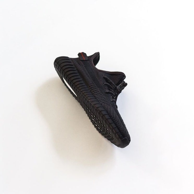  이지부스트 350 V2 블랙 Yeezy Boost 350 V2 Black 블랙 프라이데이 재발매 정보 및 12월 발매 일정
