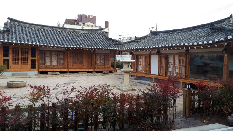  운치 있는 한옥카페 - 화랑로 33
