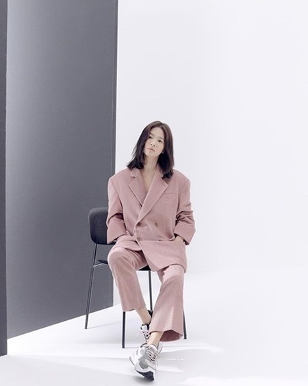 송혜교, 큼직한 분홍 슈트..여자들도 좋아할 비주얼 '시크+보이시' 송혜교, 큼직한 분홍 슈트..여자들도 좋아할 비주얼 '시크+보이시'
