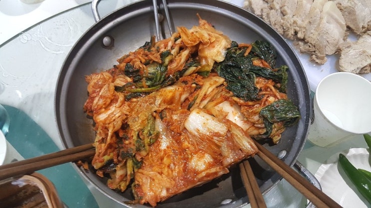  하루 마무리 후 공장에서 김장김치에 보쌈 먹었습니다.