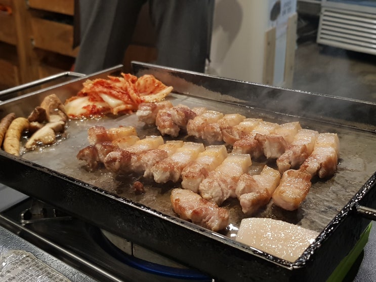  홍대입구역 강원도 암퇘지 홍구삼겹! 삼겹 말고 오겹~~