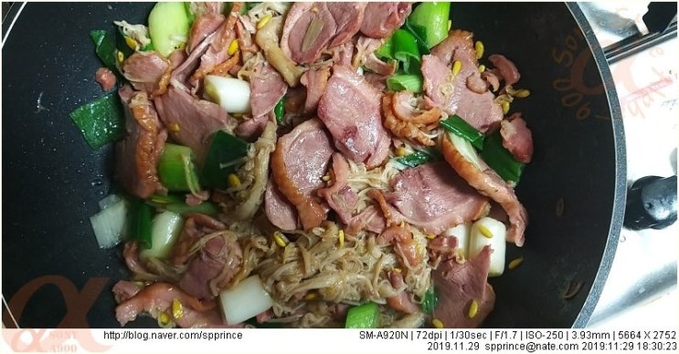  블루베리 유황먹인 오리훈제 싸면서 맛있게 먹었다.