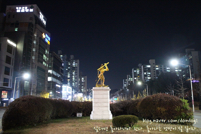  안양 APAP 작품들, 평촌 2 - 루킹 타워, 우주에서 보내오는 신호, 쿠아트로(금빛 돈키호테)