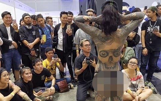 “이런 포르노!” 반나체 문신 모델에 발끈한 말레이 정부