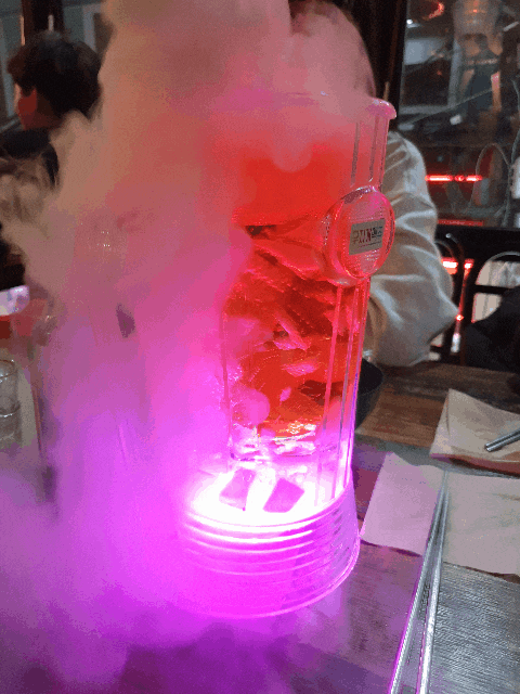  오랜만에 대학졸업한 친구들과 술한잔했습니다. 무지개맥주  술집 분위기 좋더라구요
