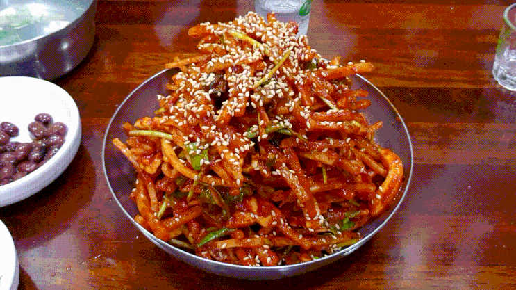  반고개무침회골목 호남원조식당, 무침회는 납작만두와 함께