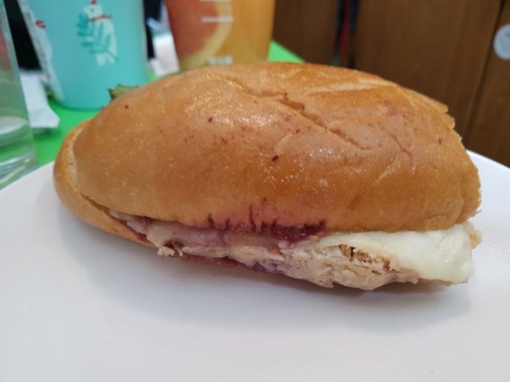 스타벅스 파트너의 치킨 베리 샌드위치 후기