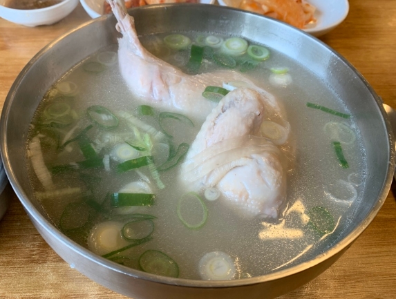  맛난 닭곰탕! 백숙형식의  특이한 닭곰탕이네요~