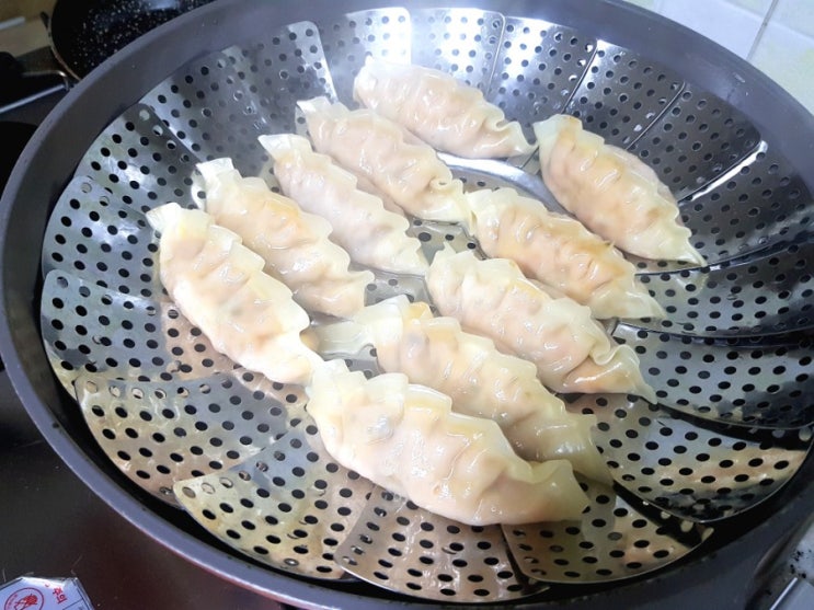  비비고 김치 왕교자 만두 쪄먹으면 진~짜 맛있어요!