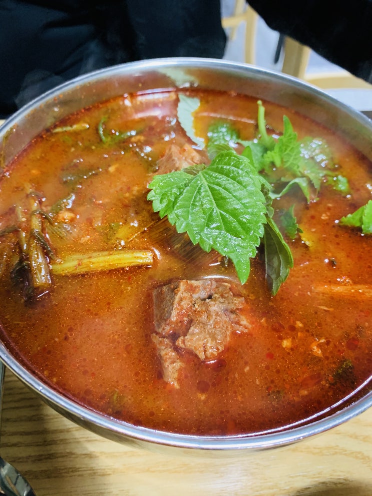  겨울철 따뜻한 국물 땡기는 날은 뼈다귀해장국 김치찌개