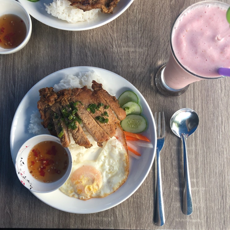 베트남와서 드디어 껌승(돼지갈비+밥+계란후라이)