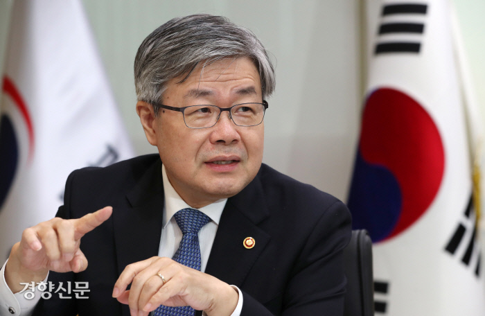 반복되는 죽음의 외주화 “산재 사망 양형기준 낮아…법원에 의견 낼 것” 이재갑장관 반복되는 죽음의 외주화 “산재 사망 양형기준 낮아…법원에 의견 낼 것” 이재갑장관