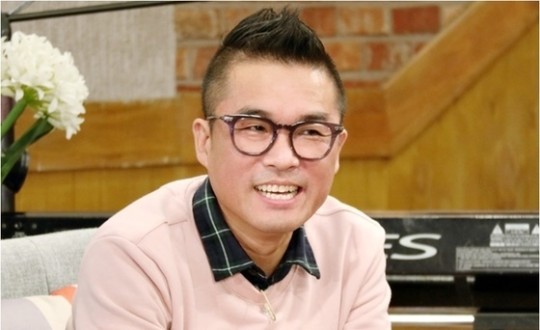 김건모 성폭행 폭로 발단은 배트맨 티셔츠…네티즌 "왜 3년만에 입 열었는지 이제야 이해"