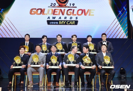 2019 KBO 골든글러브 수상자 명단. 투수 린드블럼, 유격수 김하성 등 10명 수상 2019 KBO 골든글러브 수상자 명단. 투수 린드블럼, 유격수 김하성 등 10명 수상