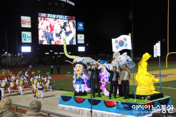  19.12.09(아시아뉴스통신)진주남강유등축제, 美 텍사스 맥알렌 크리스마스 홀리데이 퍼레이드 참가