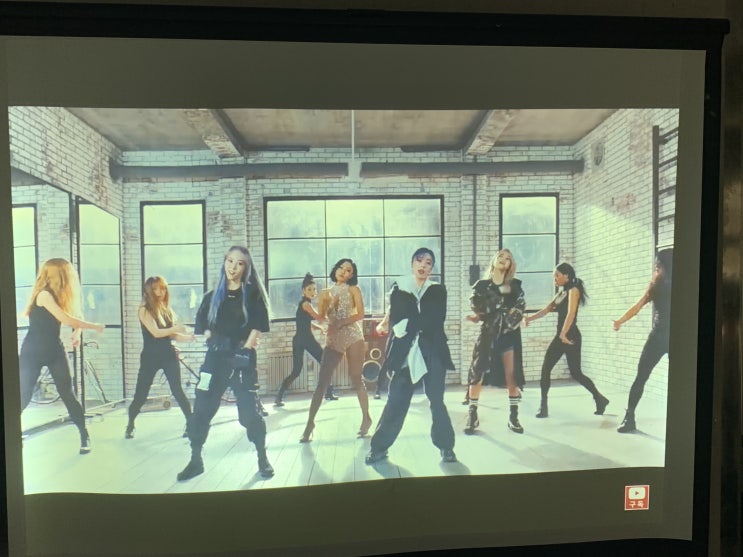  빔프로젝터렌탈 집에서 나홀로 TV 영화관